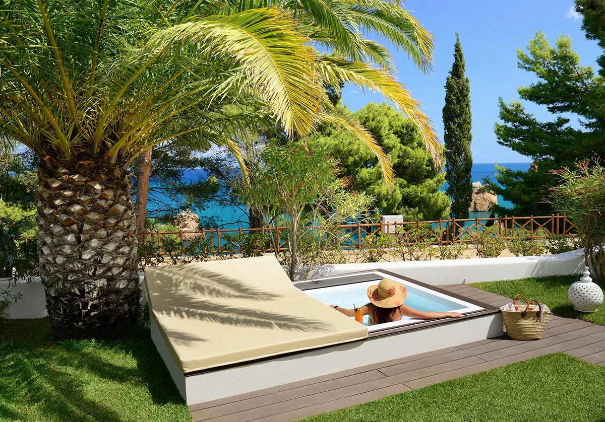 Minerva Outdoor infinity hot tubs